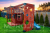 Moderner Spielplatz aus Holz