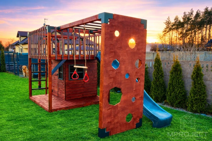 Moderner Spielplatz aus Holz