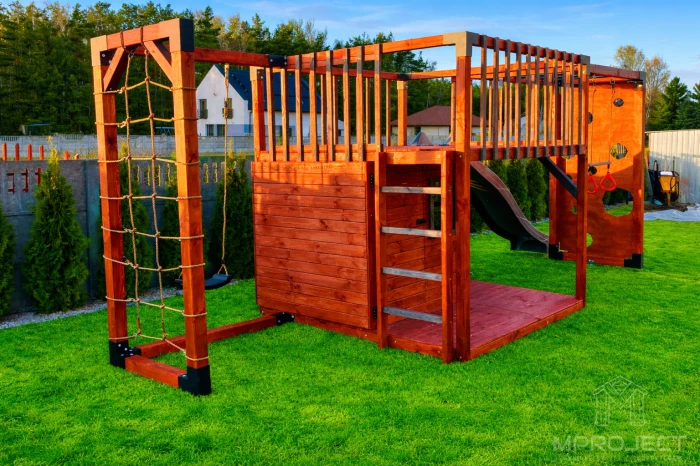 Moderner Spielplatz aus Holz