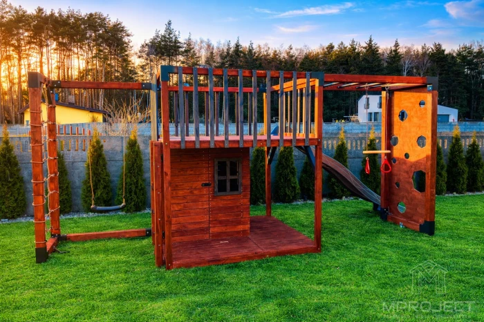 Moderner Spielplatz aus Holz