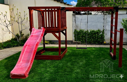Moderner Spielplatz aus Holz