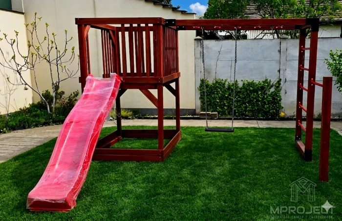 Moderner Spielplatz aus Holz