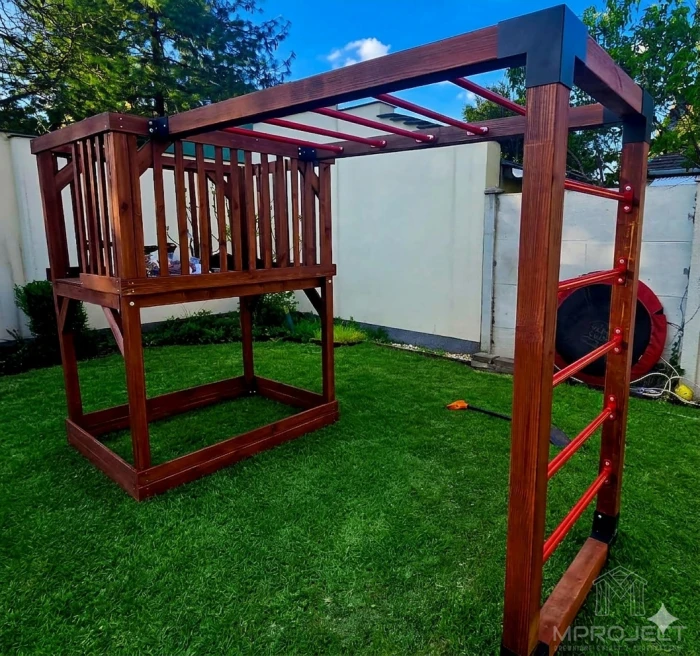 Moderner Spielplatz aus Holz