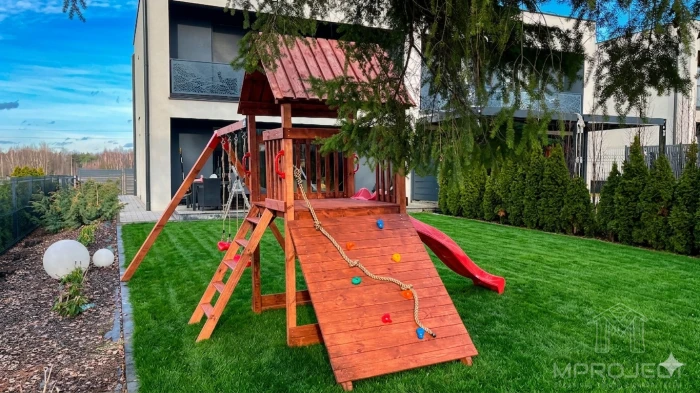 Holzspielplatz mit Häuschen