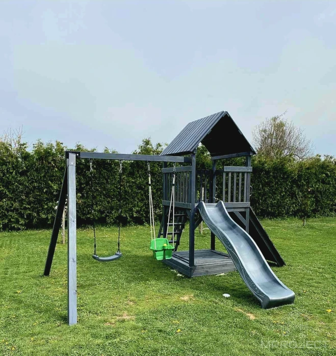Holzspielplatz mit Häuschen