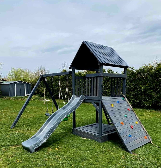 Holzspielplatz mit Häuschen