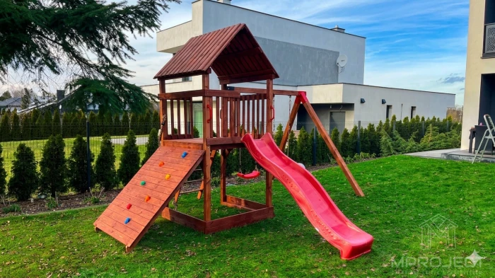 Holzspielplatz mit Häuschen