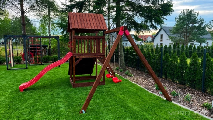 Holzspielplatz mit Häuschen
