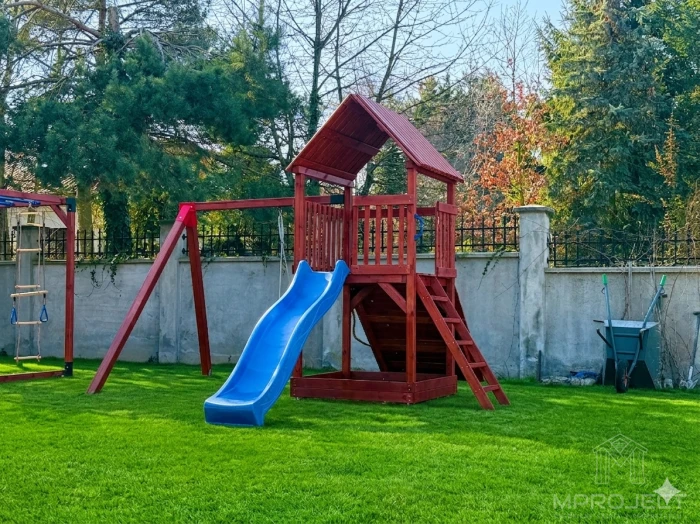 Holzspielplatz mit Häuschen