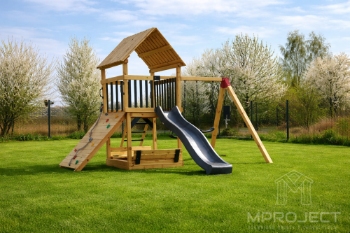 Holzspielplatz mit Häuschen