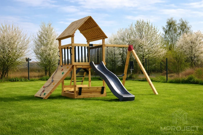Holzspielplatz mit Häuschen