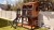 Kompakter Spielplatz aus Holz