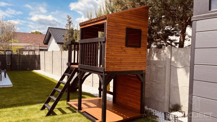 Kompakter Spielplatz aus Holz