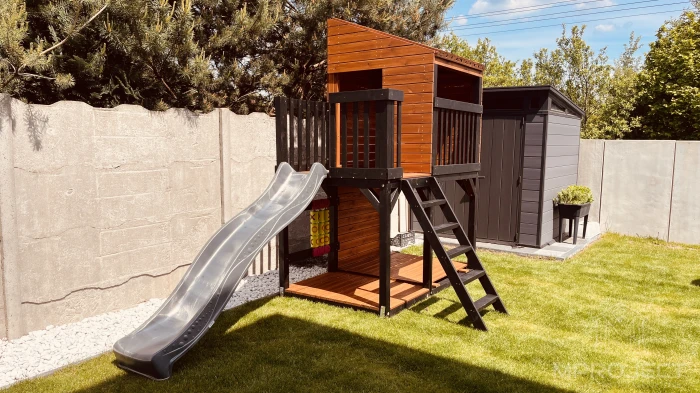 Kompakter Spielplatz aus Holz