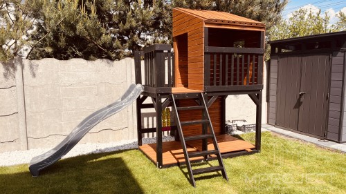 Kompakter Spielplatz aus Holz