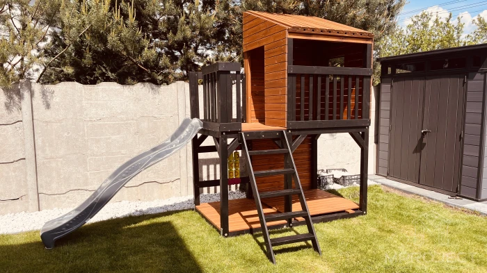 Kompakter Spielplatz aus Holz