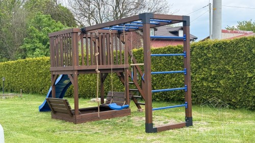Moderner Spielplatz aus Holz