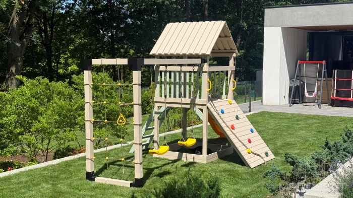 Multifunktionales Spielplatz aus Holz