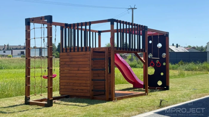 Moderner Spielplatz aus Holz