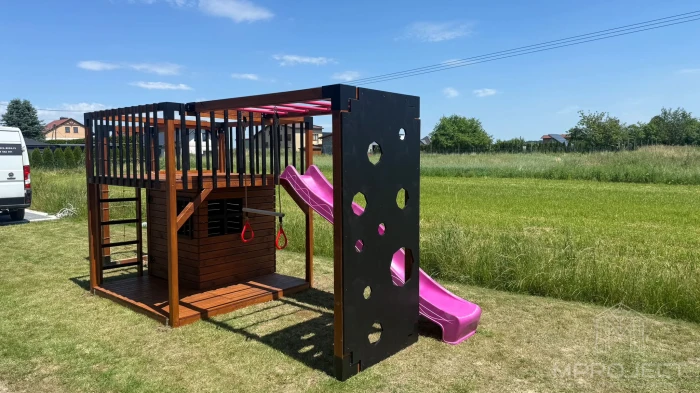 Moderner Spielplatz aus Holz
